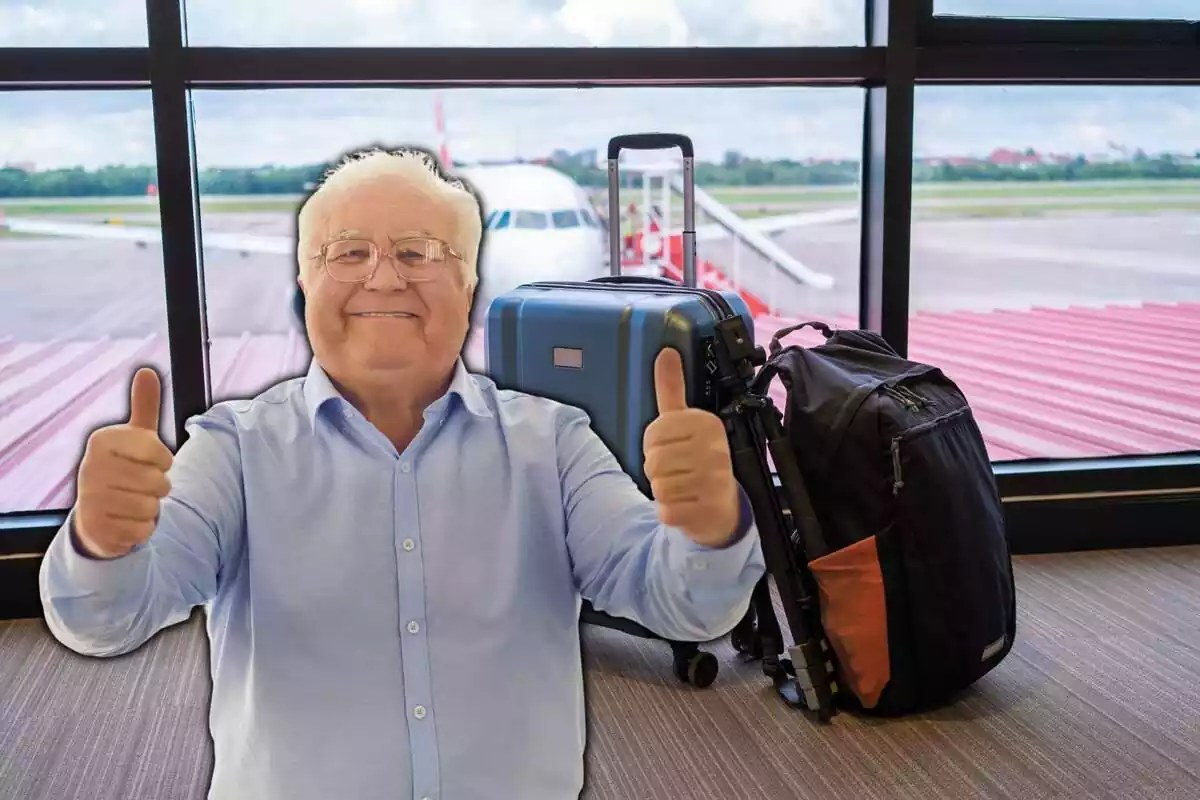 Hombre mayor levantando pulgares y aeropuerto con maleta y mochila de fondo