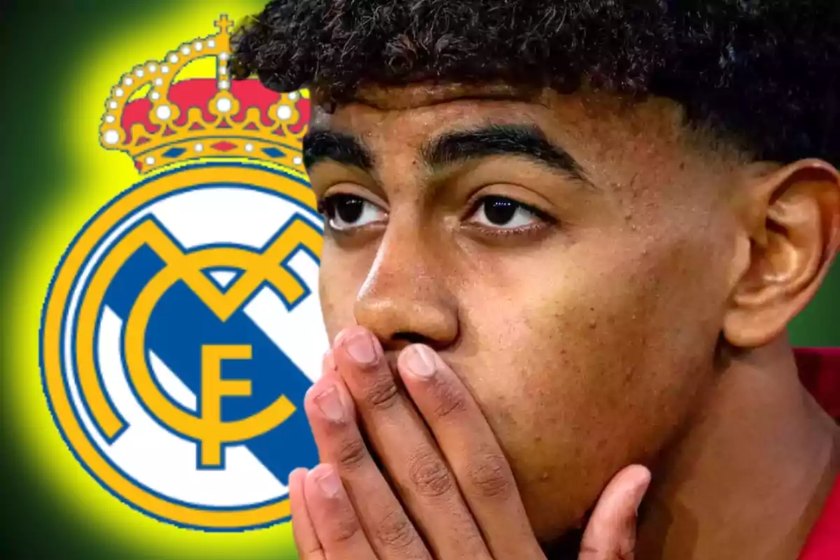 Un joven con las manos en la boca frente al escudo del Real Madrid. Un joven con las manos en la boca frente al escudo del Real Madrid.