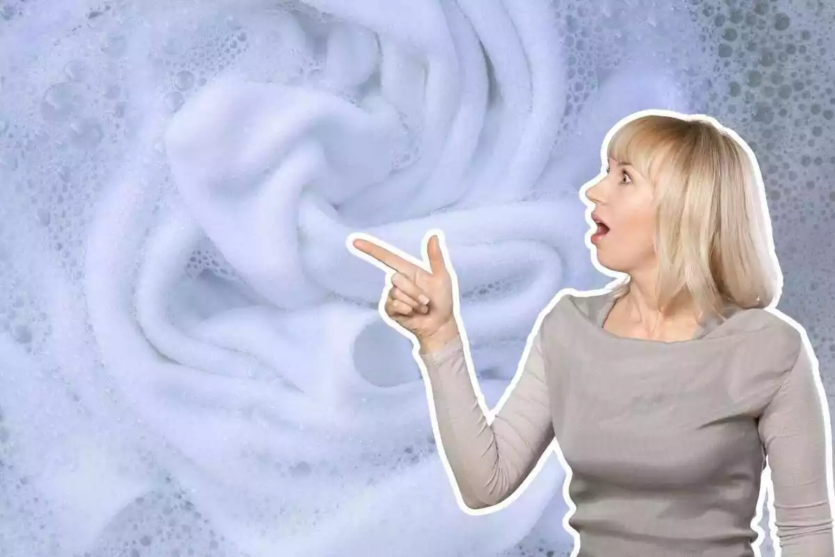 Una mujer señalando con los dedos ropa blanca en mitad del lavado