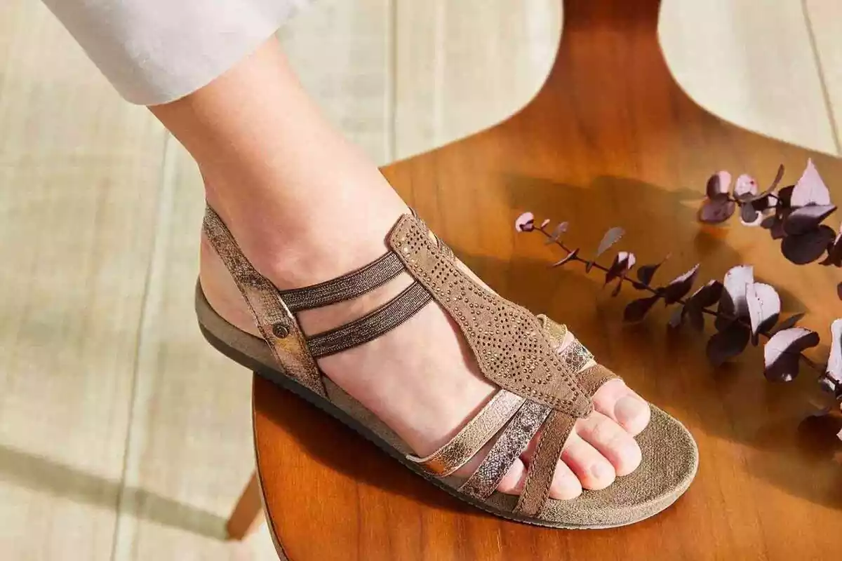 Plano de una mujer con las sandalias de Lidl