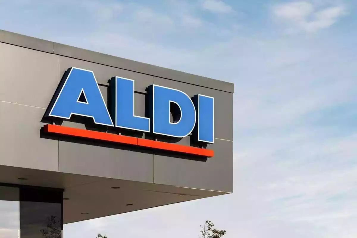 Logo de la cadena Aldi en el exterior de un supermercado