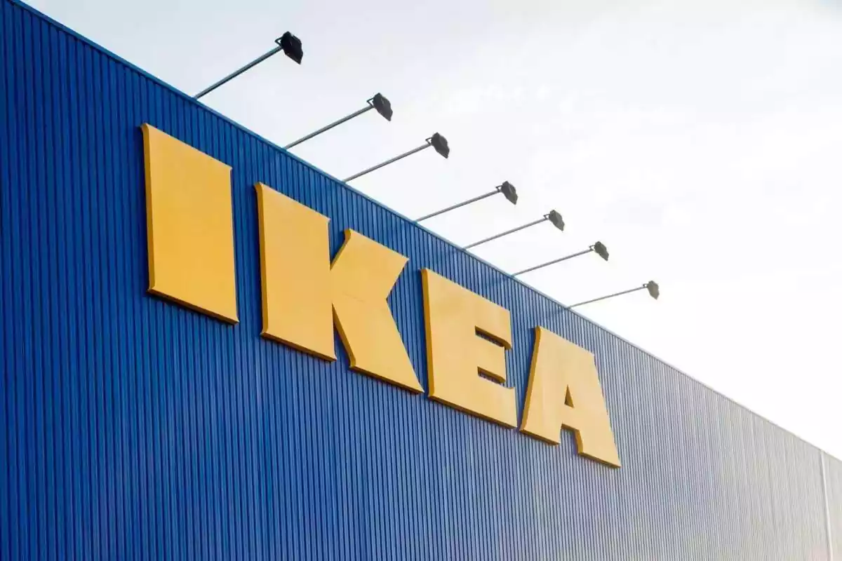 Logo de la cadena Ikea en el exterior de una de sus tiendas
