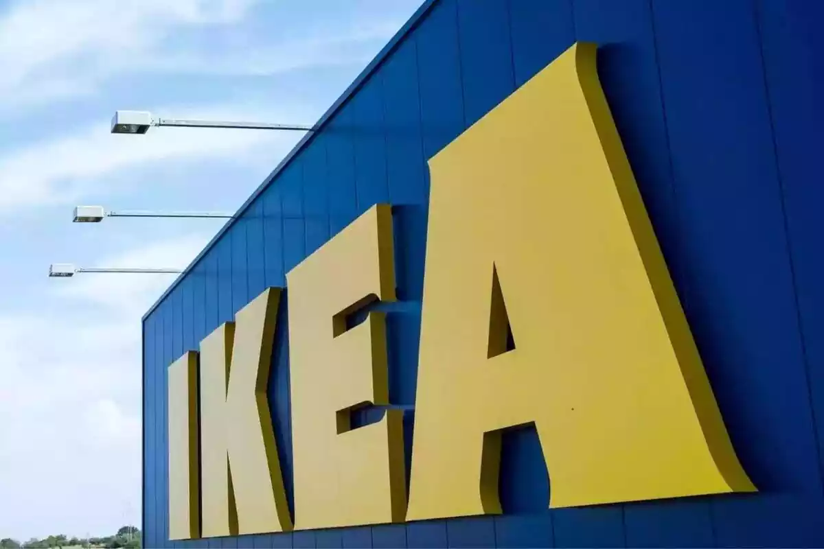Logo de la cadena Ikea en el exterior de una de sus tiendas