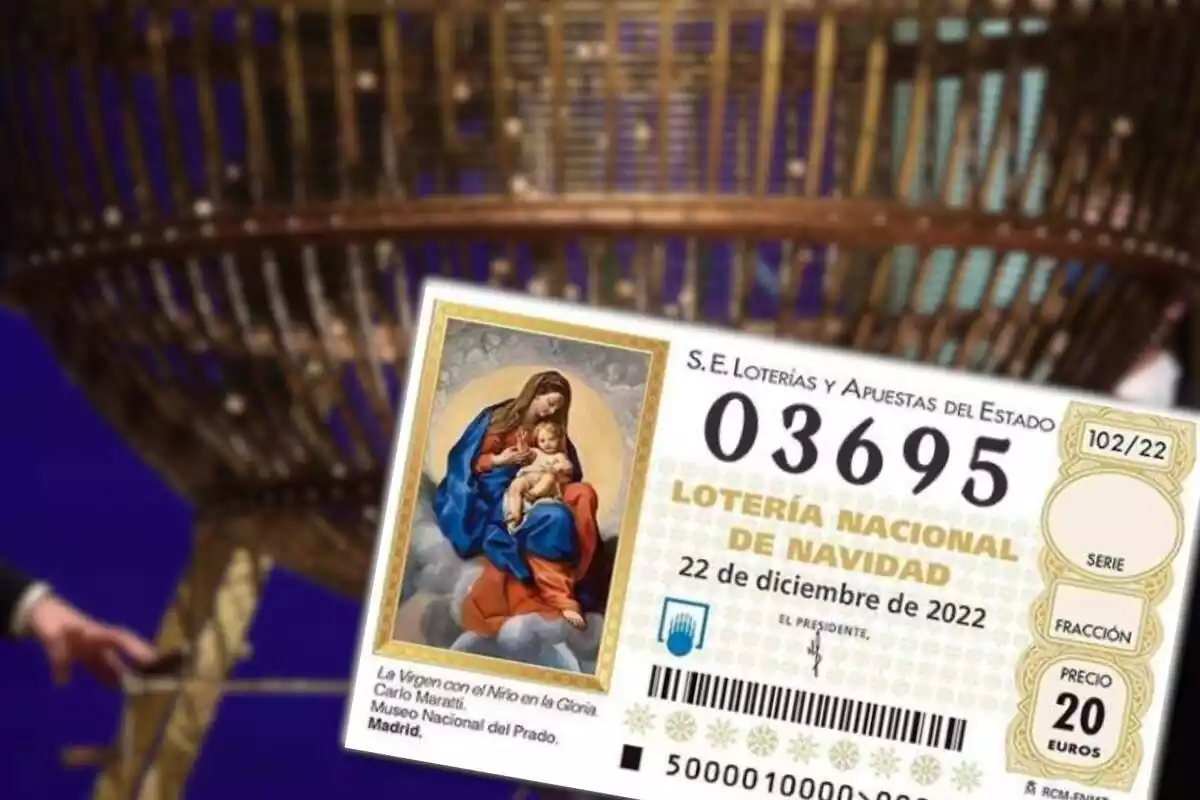Montaje fotográfico entre una tómbola y un décimo de la lotería de Navidad
