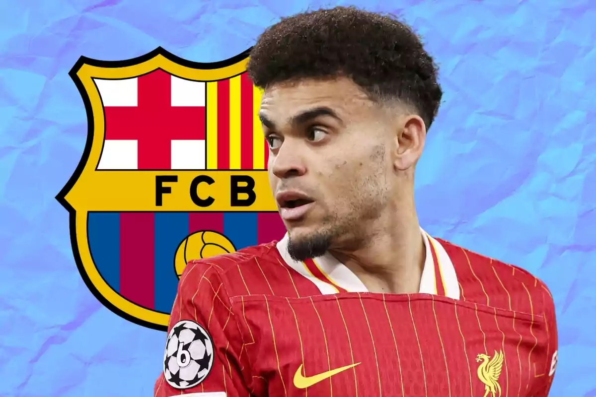 Futbolista con camiseta del Liverpool frente al escudo del FC Barcelona sobre un fondo azul Futbolista con camiseta del Liverpool frente al escudo del FC Barcelona sobre un fondo azul