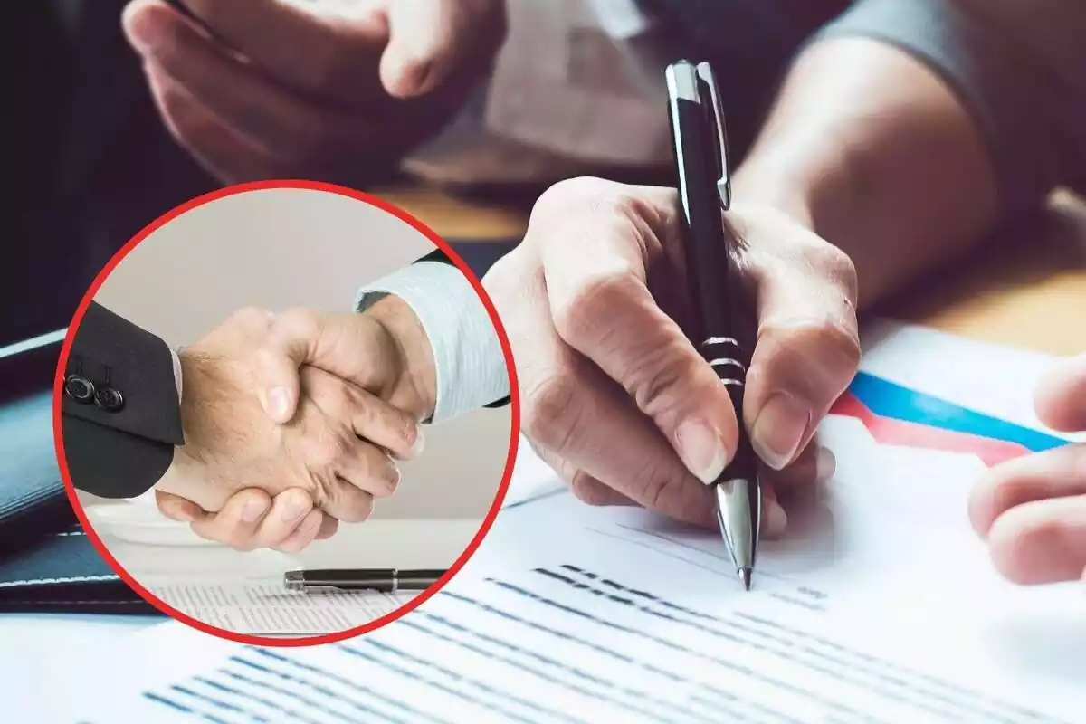 Una persona firmando un contrato y otras dos dándose la mano
