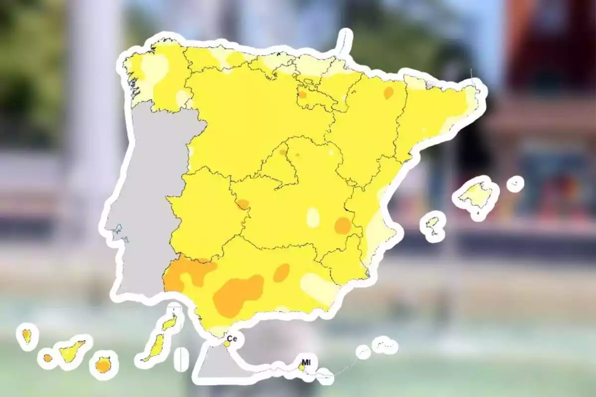 Montaje de un fondo desenfocado y un mapa de España mostrando las alertas por calor en diferentes colores