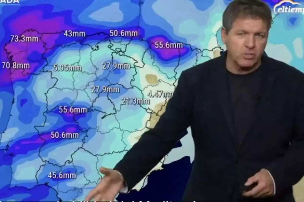 Mario Picazo enseña un mapa con las precipitaciones del país