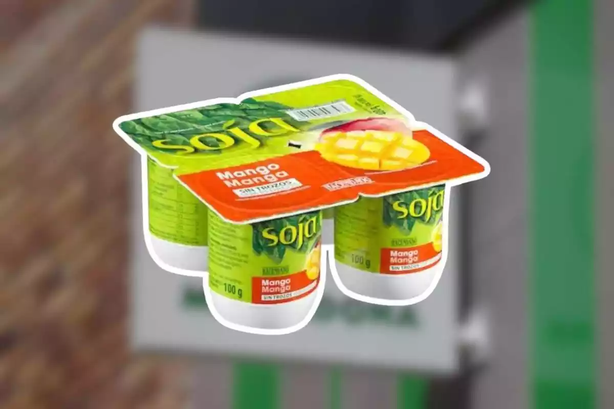 Imagen de fondo de un logo de Mercadona y otra de un postre de soja sabor mango de Hacendado