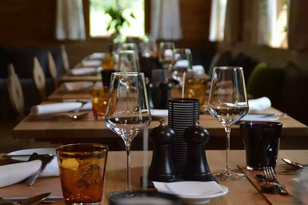 Varias mesas puestas en un restaurante