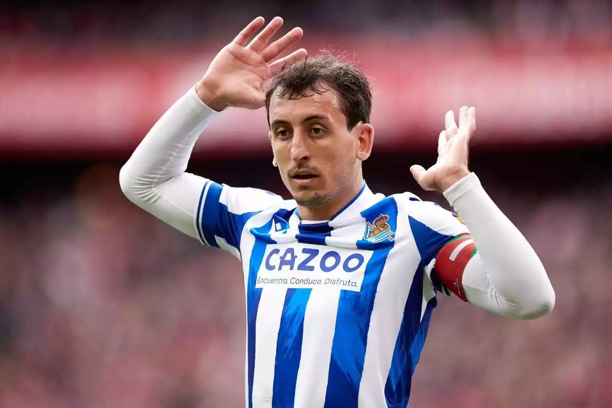 Mikel Oyarzabal levanta las manos con cara de sorpresa Mikel Oyarzabal levanta las manos con cara de sorpresa