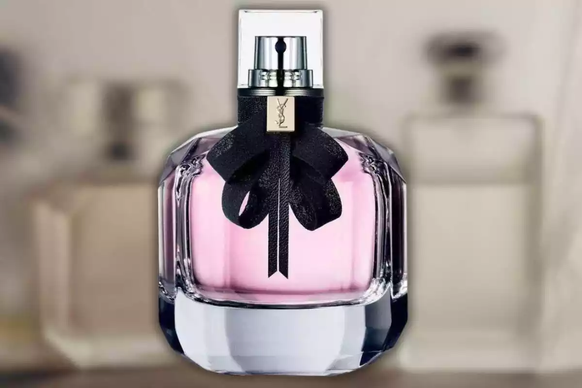 Imagen de fondo de varios frascos de colonia y otra imagen en primer plano de un perfume Mon Paris de la marca Yves Saint Laurent