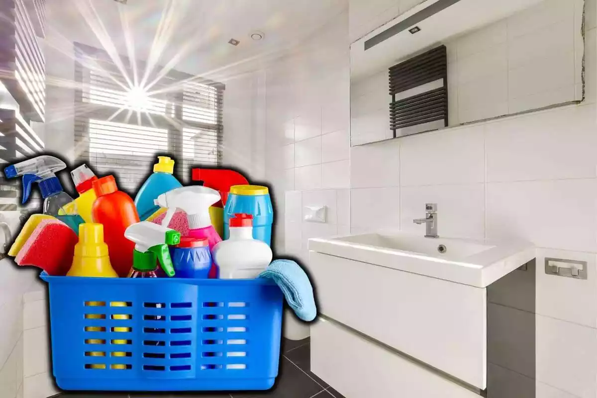 Montaje de un baño con varios productos de limpieza en una cesta
