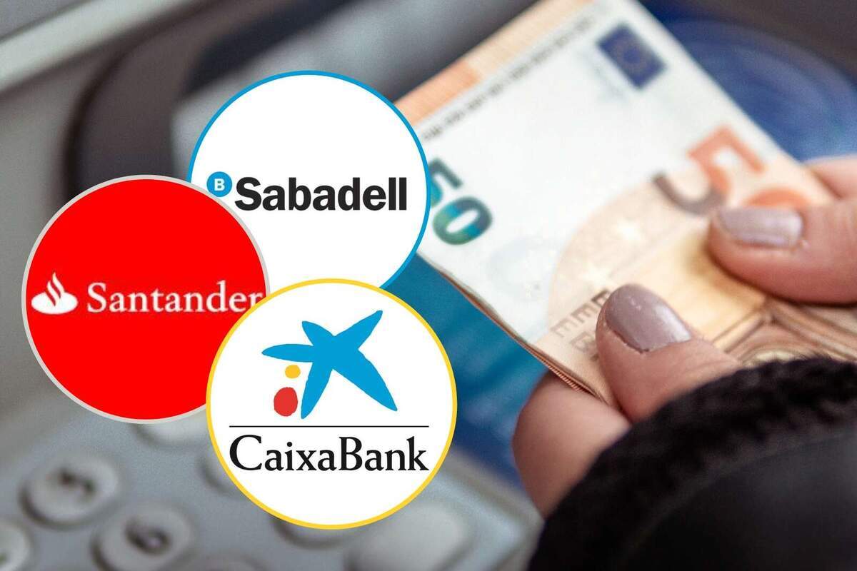 Montaje con una mano con billetes de euro en un cajero automático y tres círculos con los logos de Banco Sabadell, Banco Santander y CaixaBank
