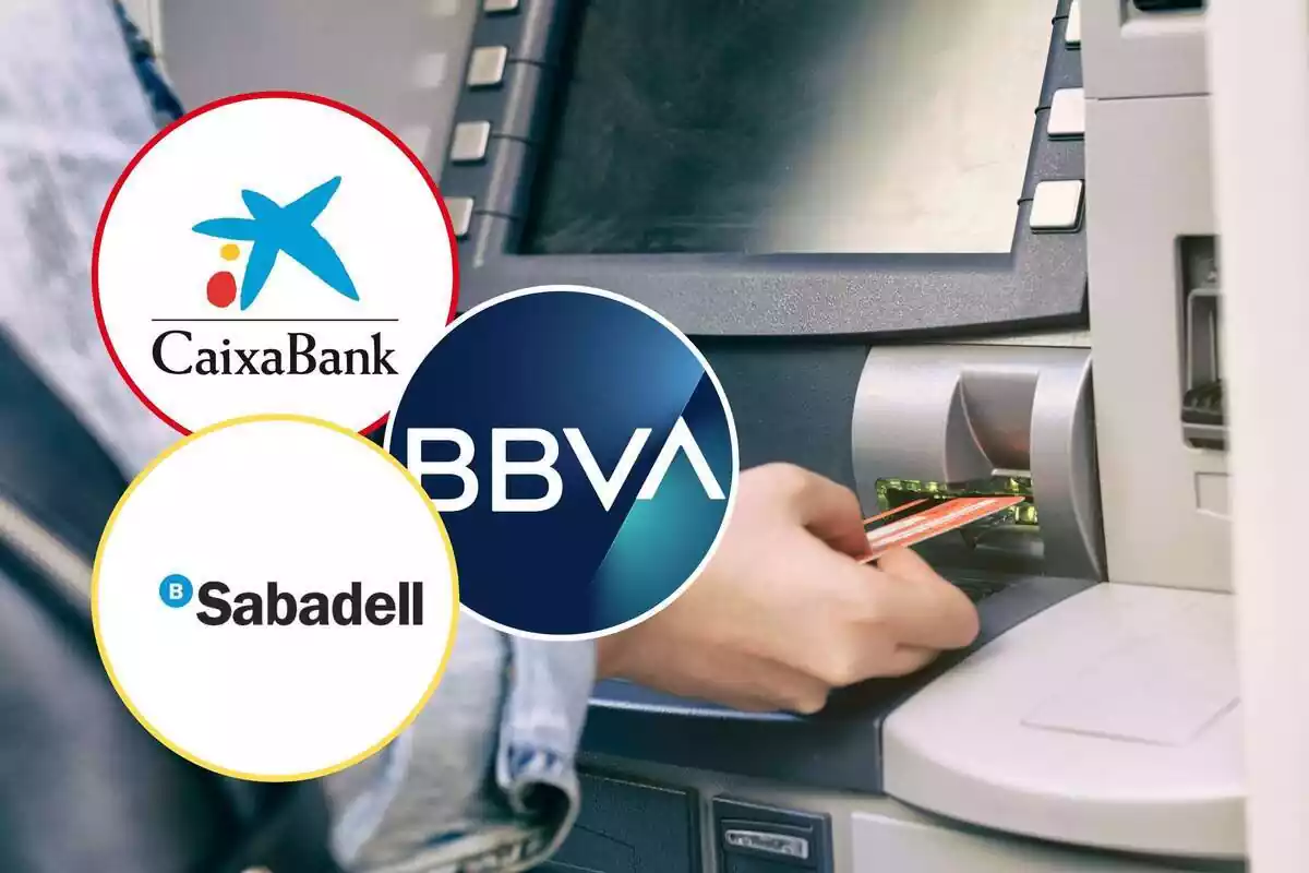 Montaje de un cajero automático y los logos de CaixaBank. BBVA y el banco Sabadell