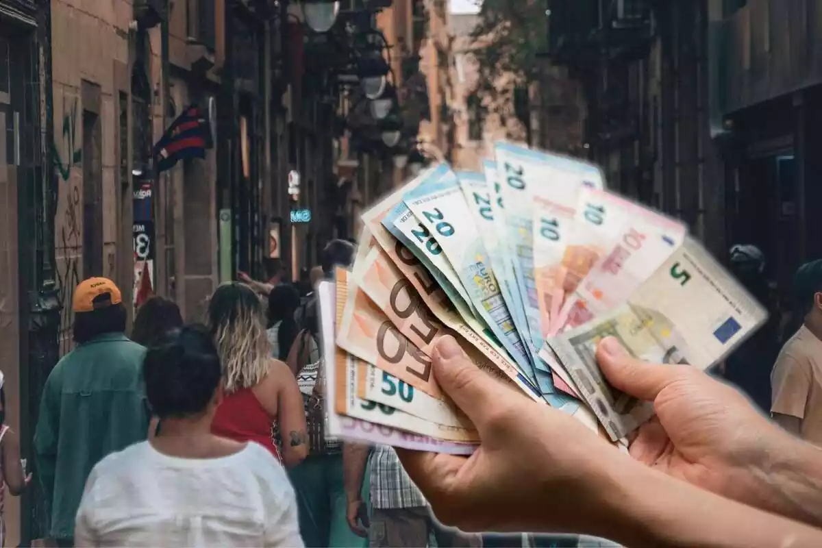 Montaje con una imagen de gente andando por la calle y unas manos con billetes