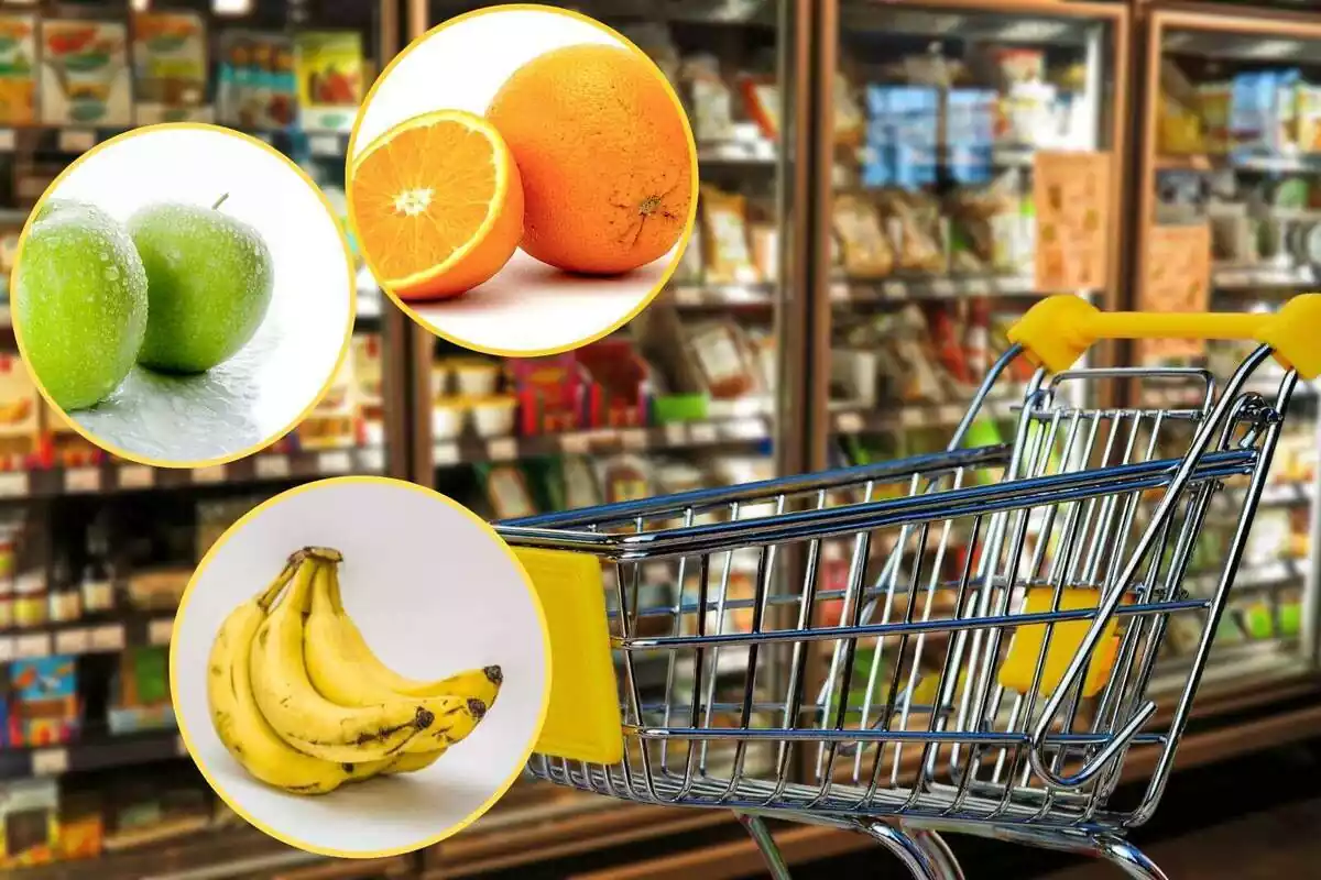 Montaje con un carro de la compra dentro de un supermercado, unas naranjas, unas manzanas y unos platános