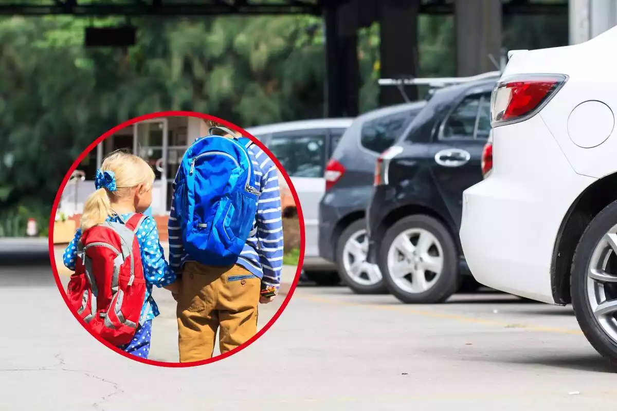 Montaje de coches aparcados y una redonda con una niña y un niño cogidos de la mano, cada uno con una mochila en la espalda