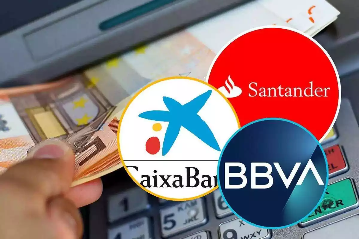 Montaje de los logos de los bancos CaixaBank, BBVA y Banco Santander, encima de un cajero automático con billetes de 50 euros