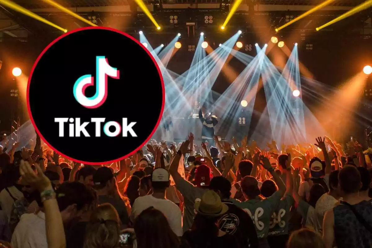 Montaje de un concierto con el fondo de luces de color naranja y el logo de Tiktok, una red social