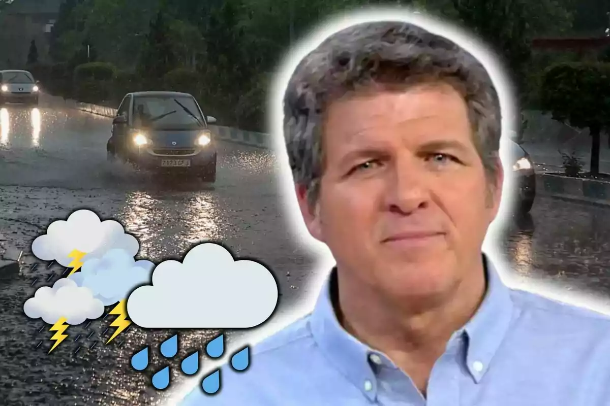 Mario Picazo con camisa azul aparece en primer plano, mientras que en el fondo se observa una carretera mojada por la lluvia con varios coches circulando y algunos iconos de nubes y relámpagos.