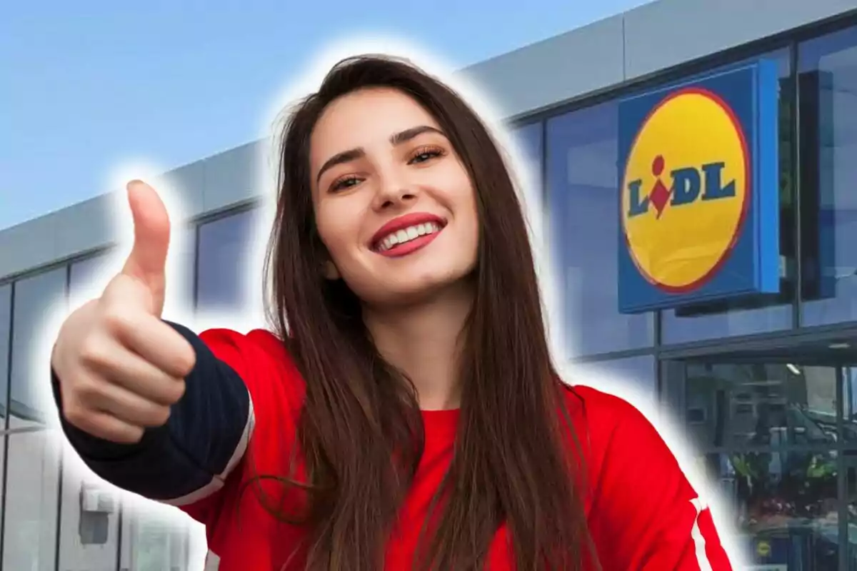 Mujer sonriendo con pulgar hacia arriba frente a una tienda Lidl.