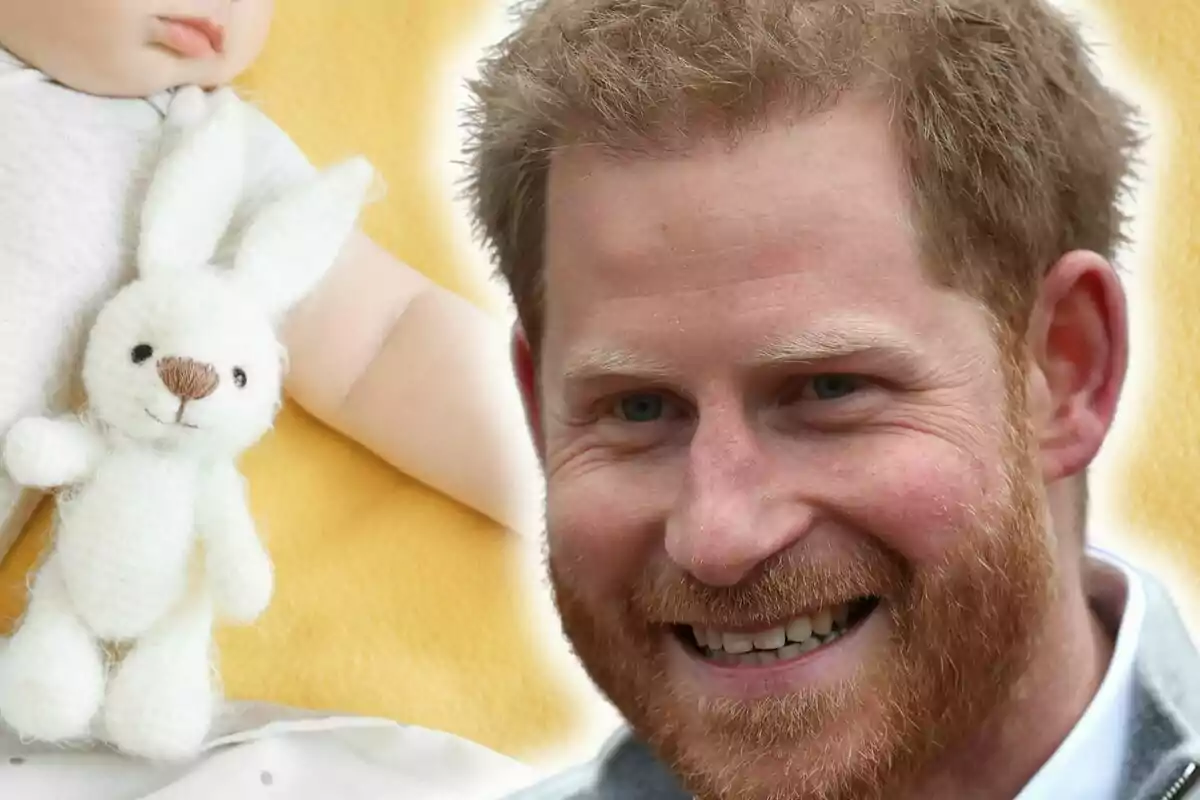 Montaje de fotos del príncipe Harry sonriente en primer plano junto a un bebé acostado con un peluche de conejo blanco sobre una manta amarilla.