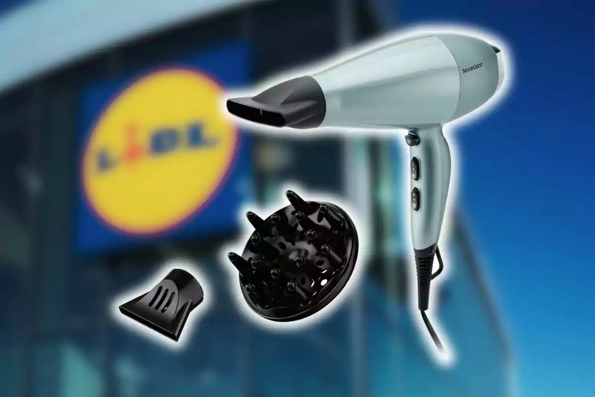 Muntatge de fotos d’un assecador de cabells amb dos accessoris davant d’una botiga de Lidl desenfocada. Muntatge de fotos d’un assecador de cabells amb dos accessoris davant d’una botiga de Lidl desenfocada.