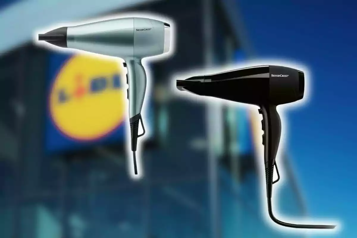 Dos assecadors de cabells de la marca SilverCrest de color platejat i negre davant d’una botiga amb el logotip de Lidl desenfocat al fons. Dos assecadors de cabells de la marca SilverCrest de color platejat i negre davant d’una botiga amb el logotip de Lidl desenfocat al fons.