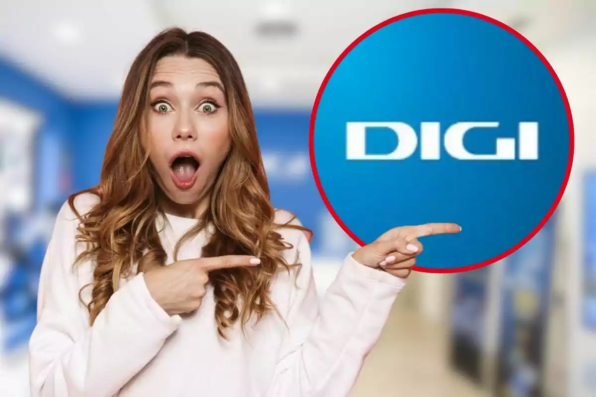 Una mujer con expresión de sorpresa señala un logotipo azul con la palabra "DIGI" en un entorno desenfocado.