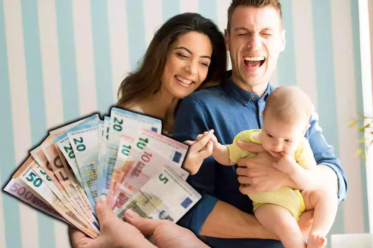 Montaje de una familia feliz con un bebé y la imagen de un abanico de dinero en un lado