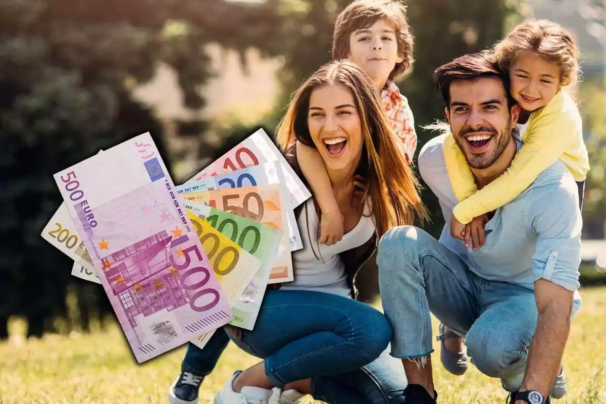Montaje de una familia feliz y unos billetes de euro al lado