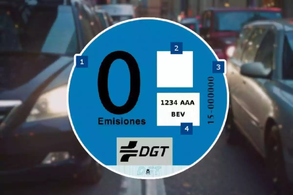 Montaje del fondo desenfocado de coches y encima la imagen de una etiqueta de 0 emisiones azul