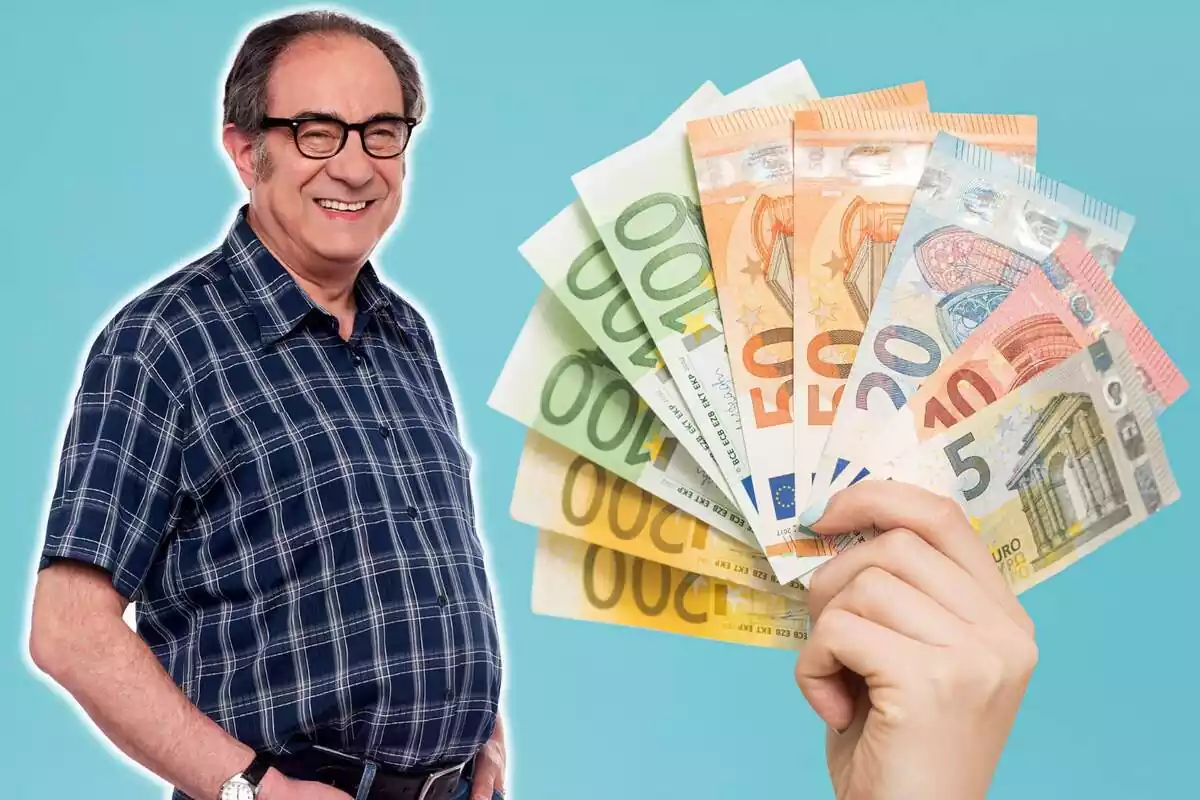 Montaje de una persona sujetando varios billetes de euro y en el lado izquierdo un hombre mayor sonriendo