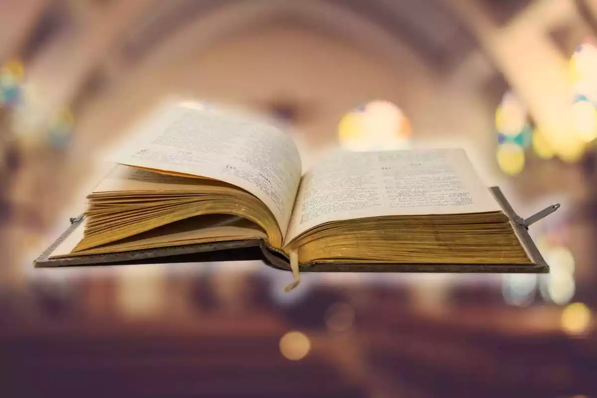 Montaje de una iglesia desenfocada y una Biblia
