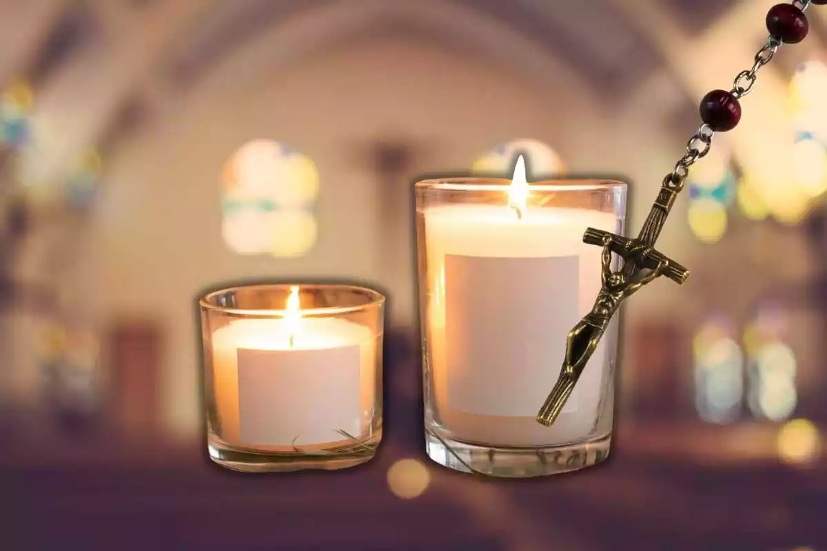 Montaje de una iglesia con unas velas y una cruz