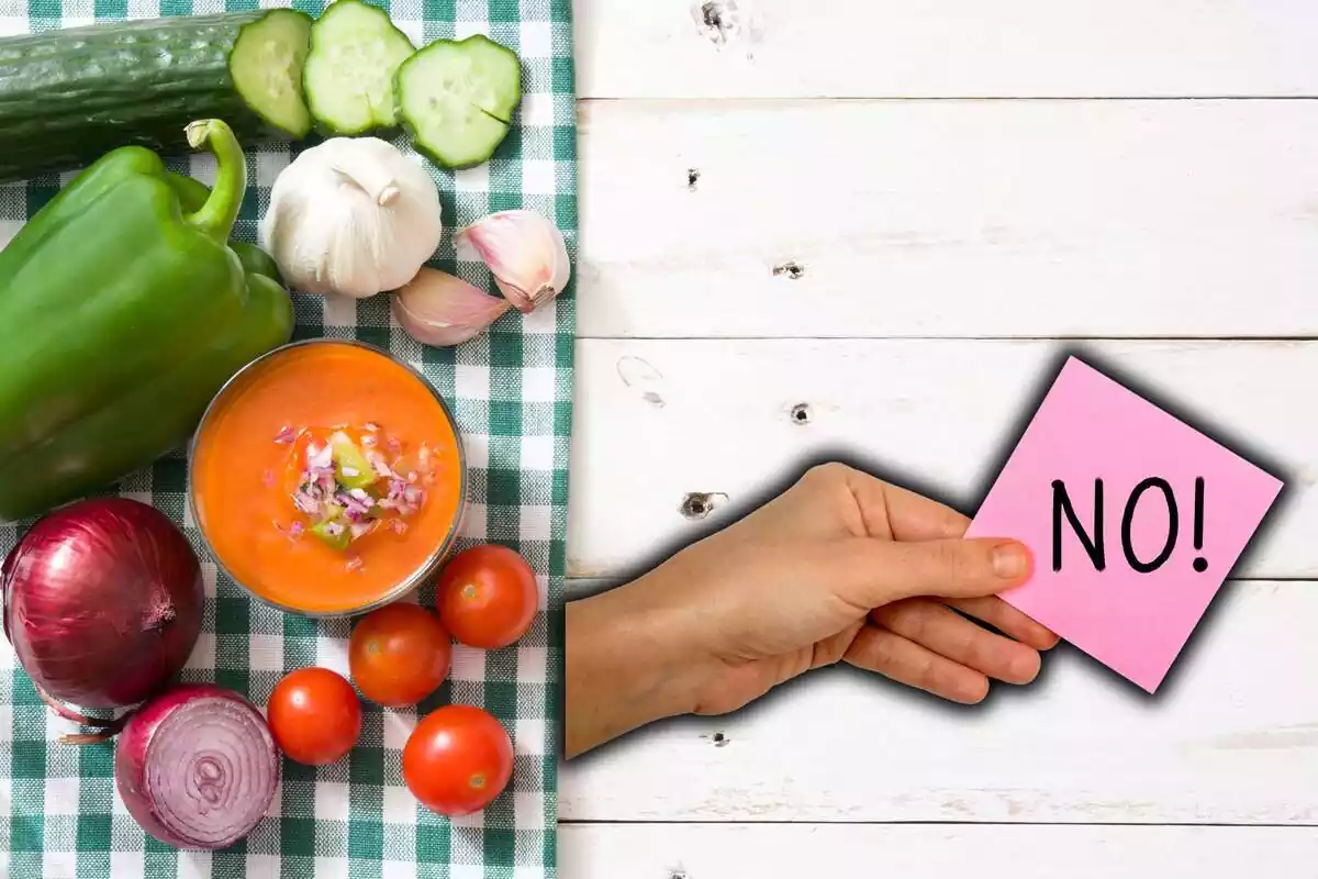 Montaje de los ingredientes del gazpacho y una mano con un papelito donde dice "no"