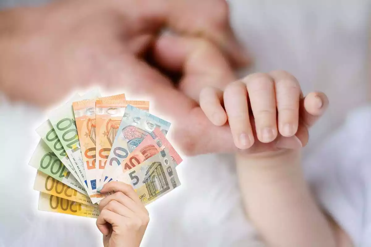 Montaje de las manos de una madre y un bebé con un fajo de billetes de euro