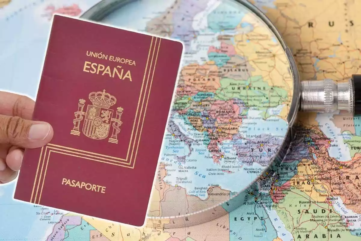 Montaje con un mapa de Europa con una lupa encima y una mano sujetando un pasaporte español