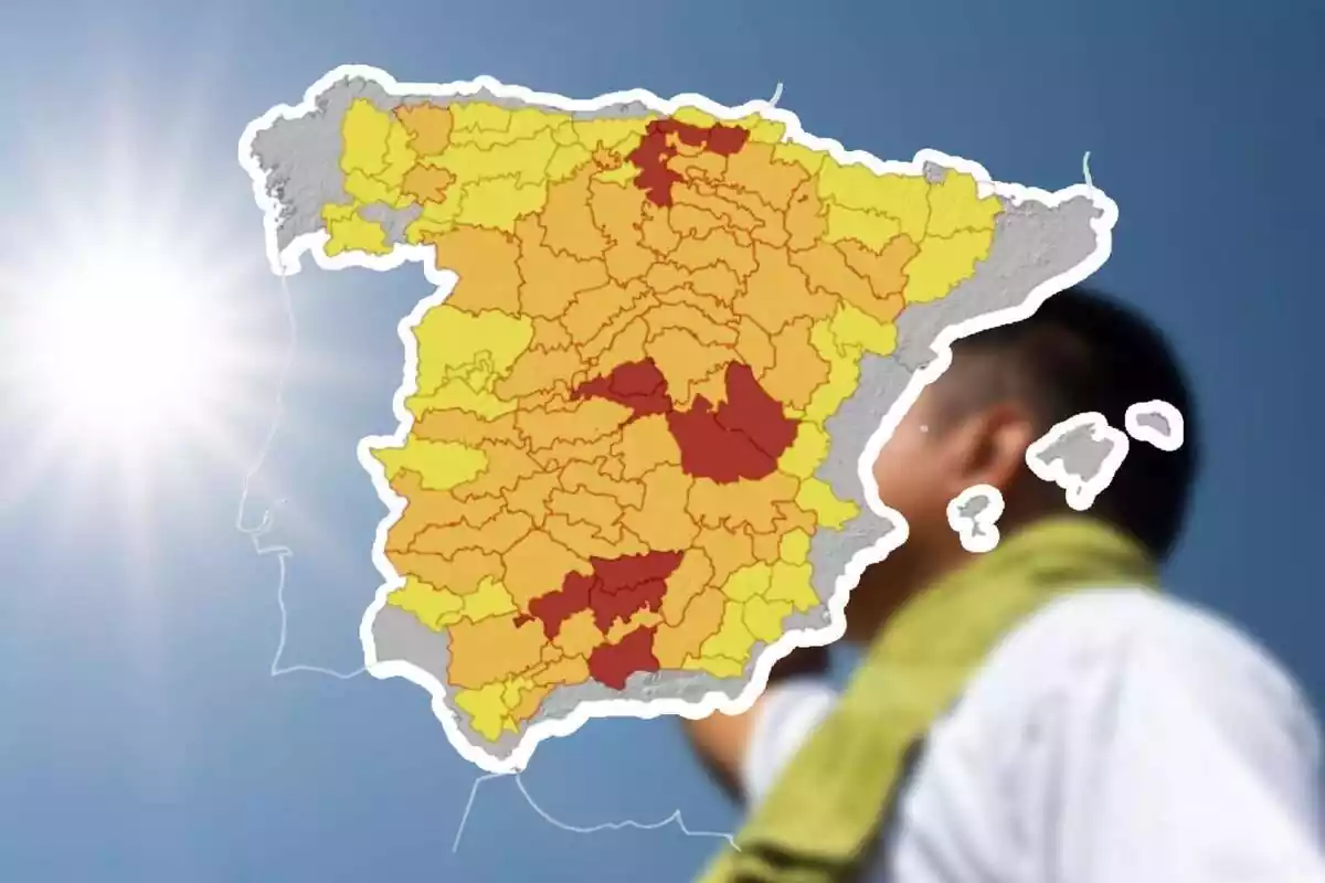 Montaje con el mapa de alerta por altas temperaturas en España del miércoles , 9 de agosto, de la AEMET