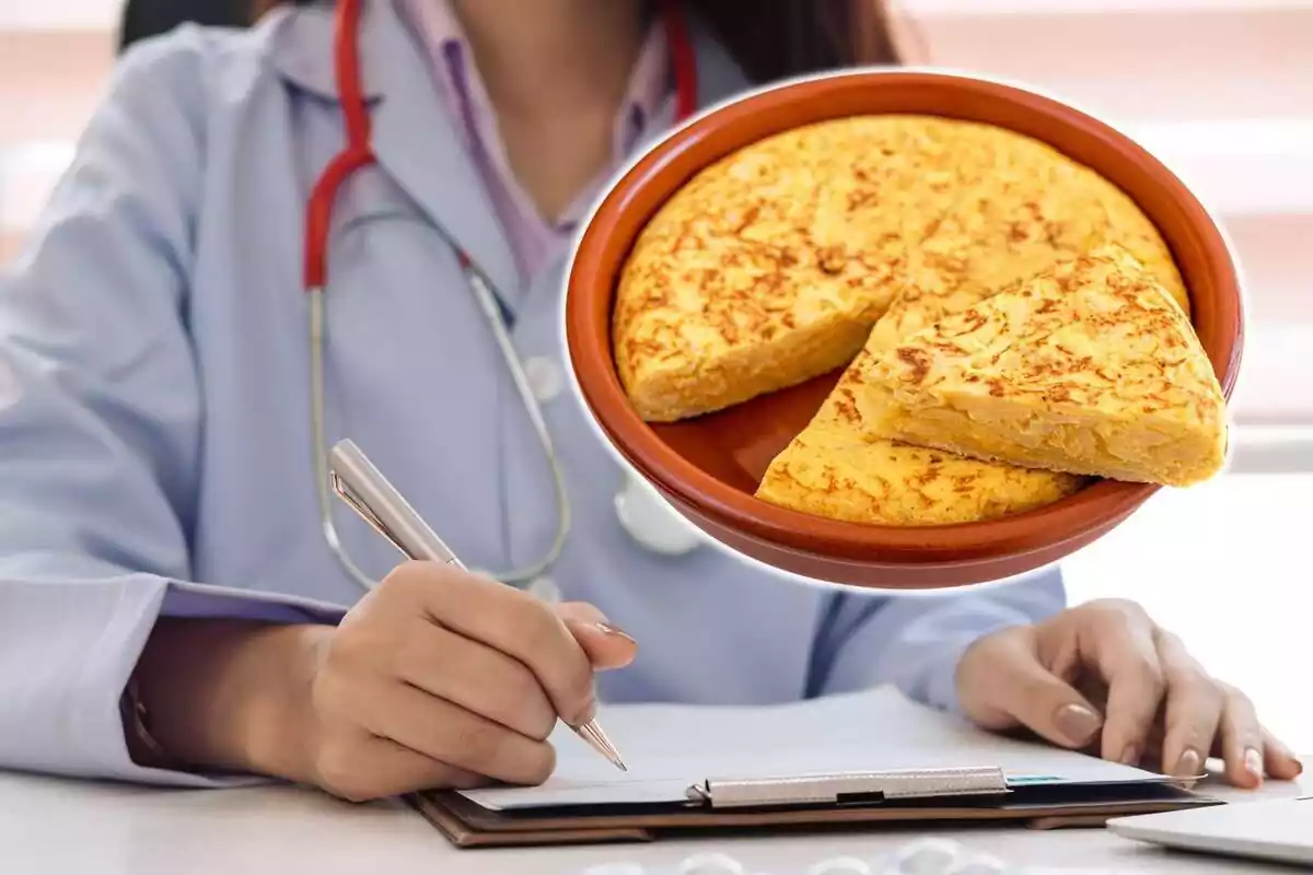 Montaje con un médico escribiendo un informe y una tortilla de patatas