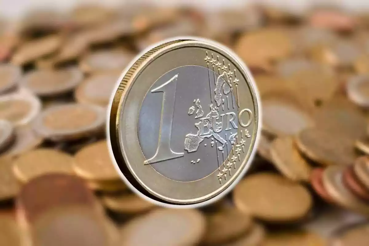 Montaje con varias monedas de fondo y una moneda de un euro en el centro