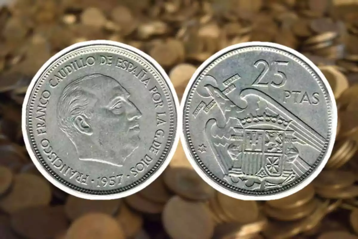 Montaje de un fondo desenfocado de monedas y encima las dos caras de la moneda de 25 pesetas de 1957