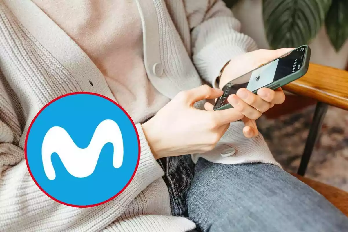 Mujer con un teléfono móvil en la mana y el logo de movistar a la izquierda