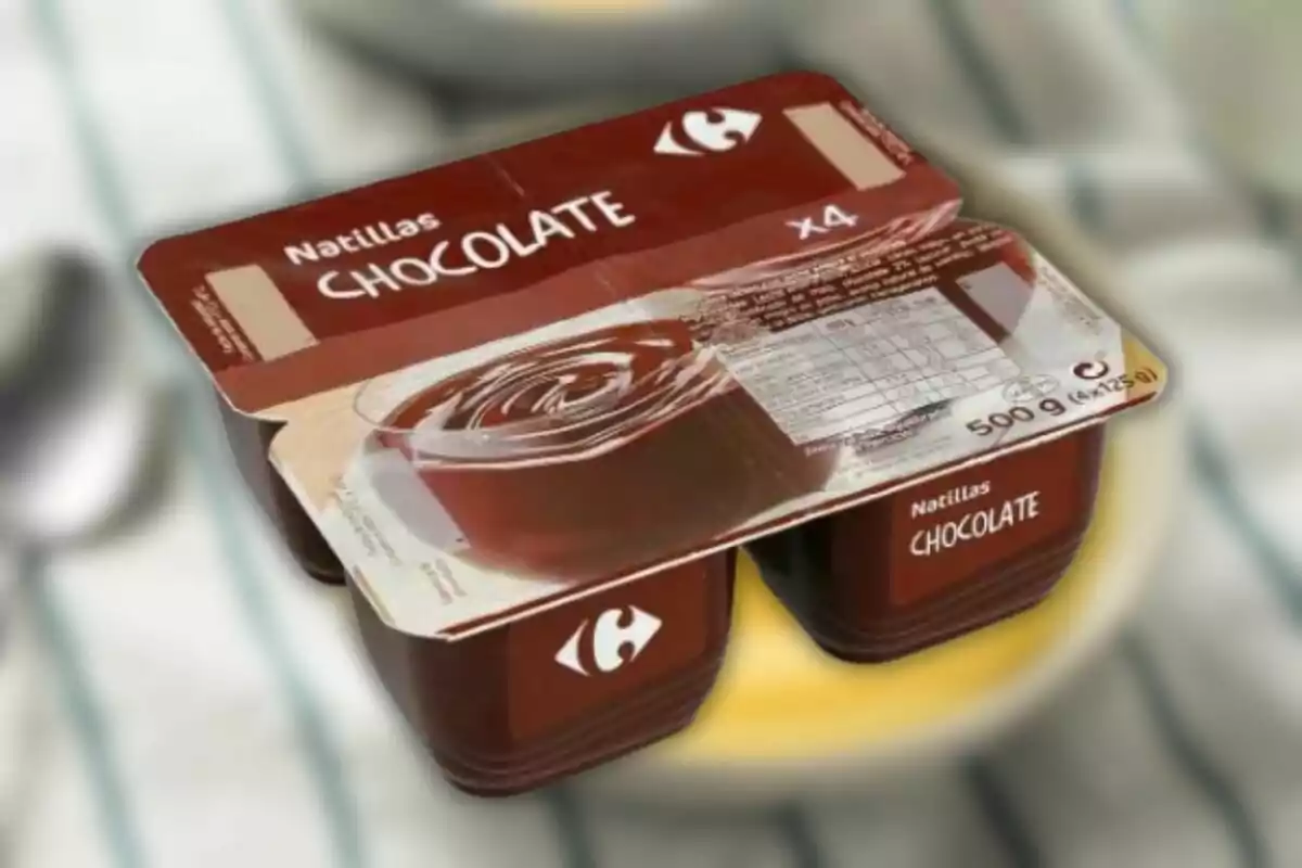 Paquete de natillas de chocolate de la marca Carrefour con cuatro unidades de 500 gramos.