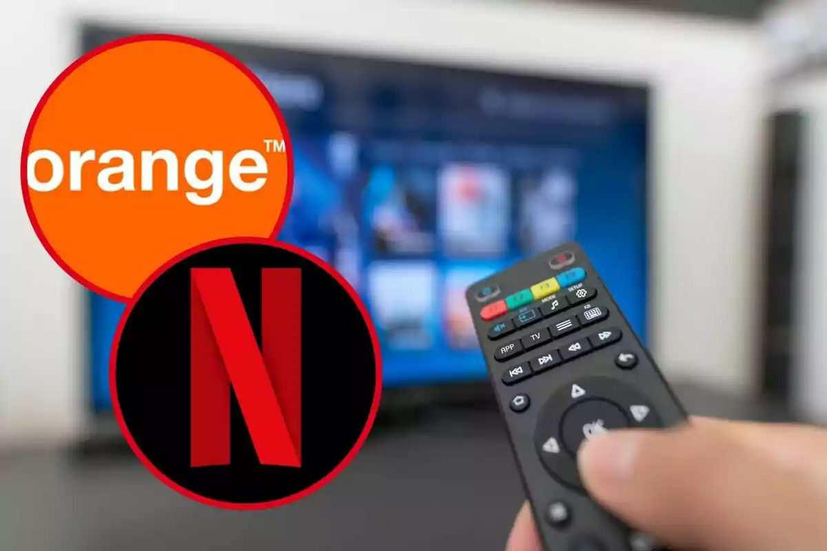 Logos de Orange y Netflix sobre una imagen de una mano sosteniendo un control remoto frente a una pantalla de televisión.