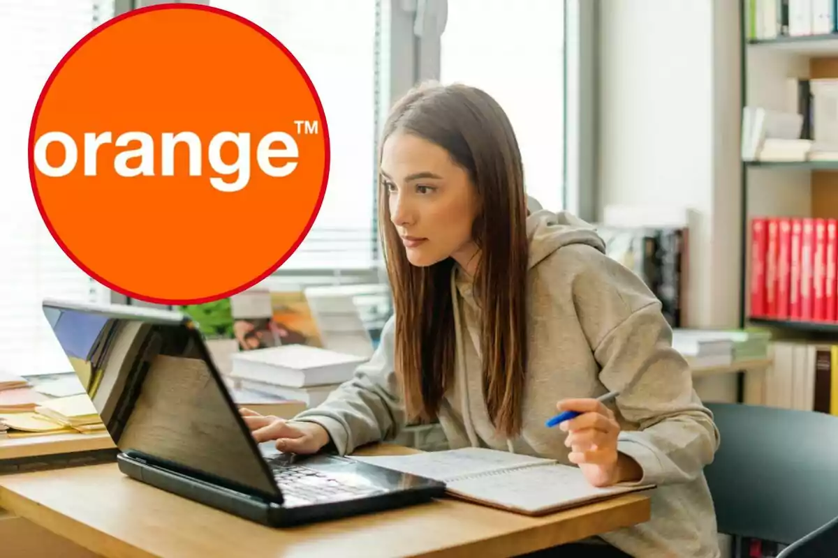 Una mujer estudiando frente a una computadora portátil con el logotipo de Orange superpuesto en la imagen.