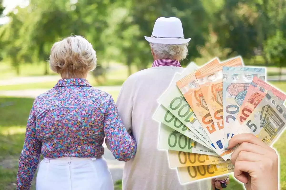 Montaje con una pareja de jubilados andando y una mano con billetes de euro