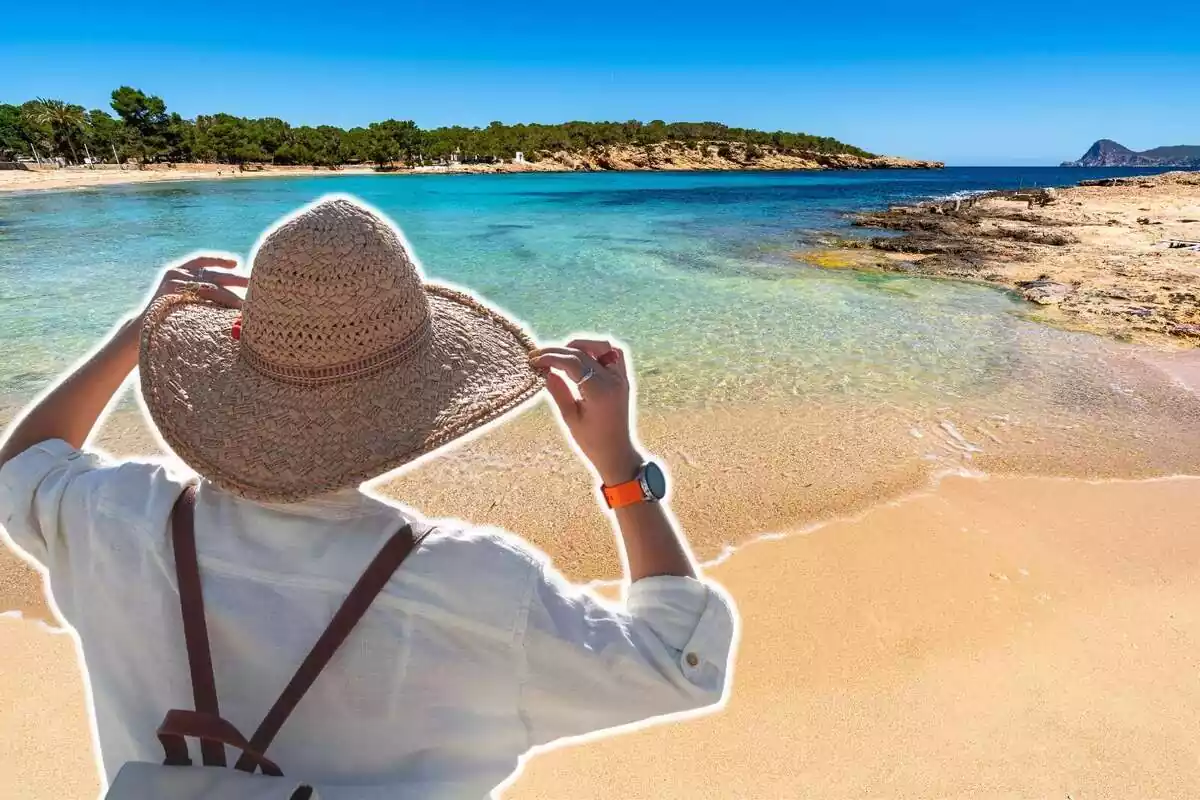 Montaje con una playa de aguas cristalinas en España y una turista de espaldas con un sombrero