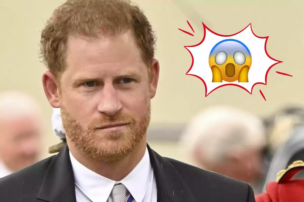 El príncipe Harry con traje oscuro aparece en la imagen con un emoji de sorpresa al lado. El príncipe Harry con traje oscuro aparece en la imagen con un emoji de sorpresa al lado.
